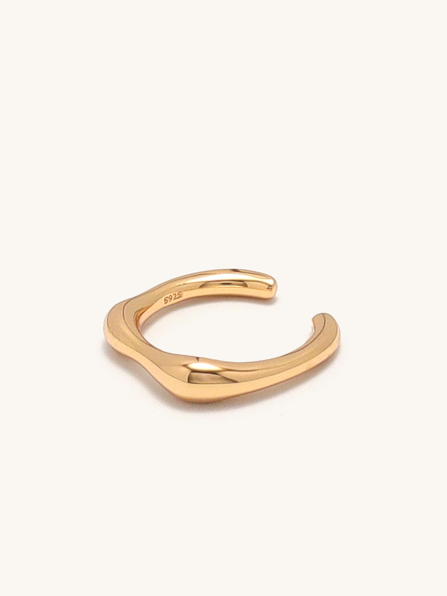 Anillo curvo elegante 